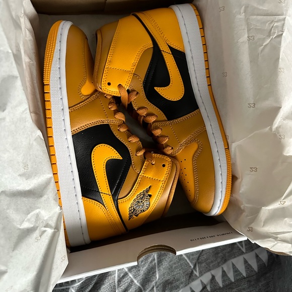 Air Jordan 1 Mid Women Size 7.0